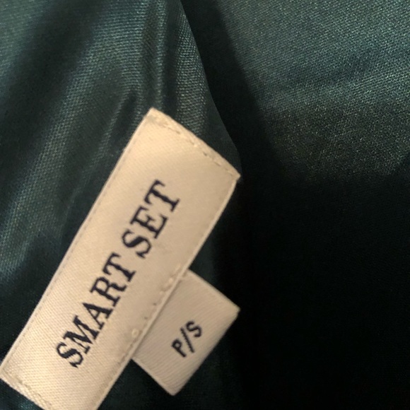 Green brocade dress with gold details - Picture 3 of 3